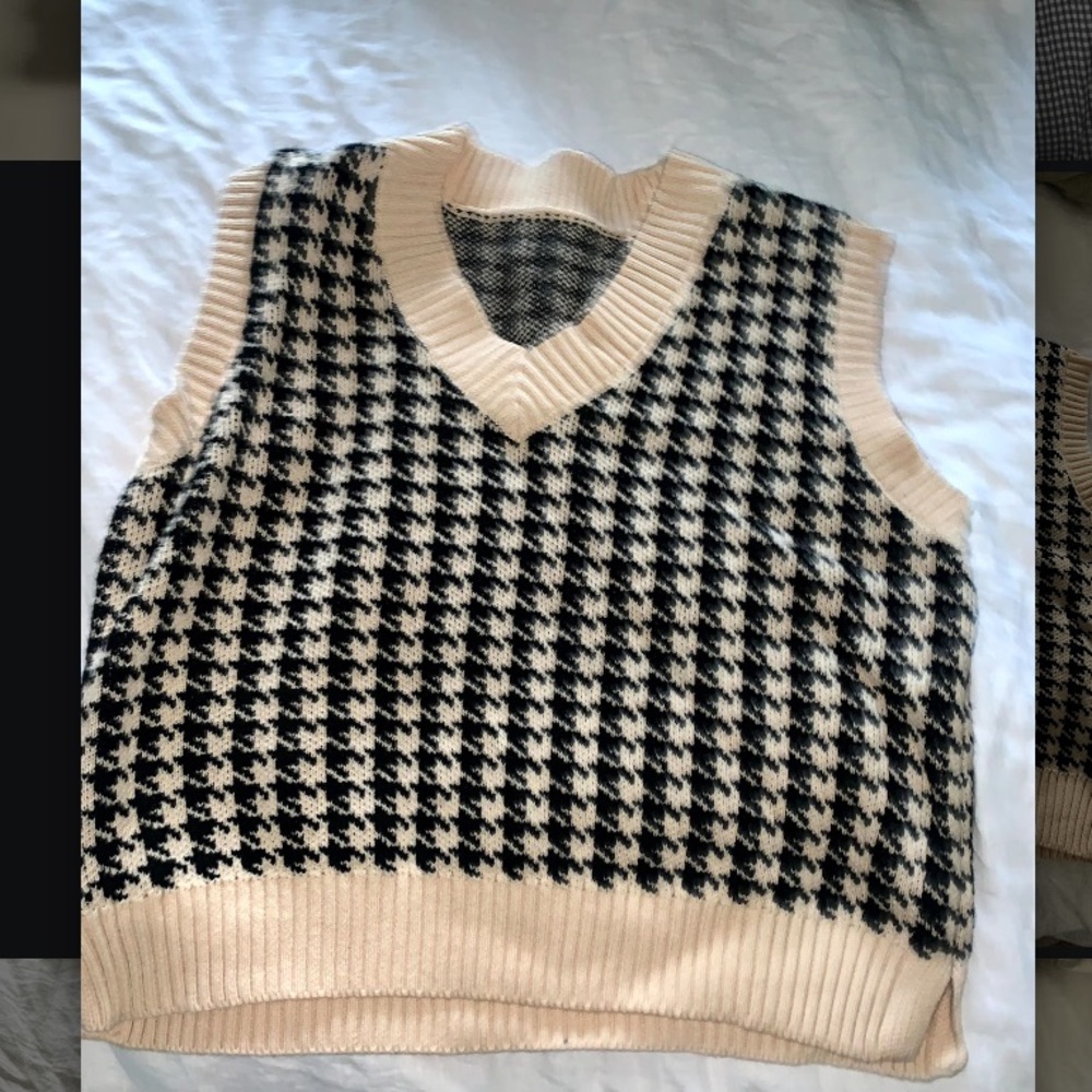 Houndstooth sweater vest tan and black